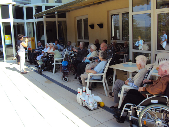 Das AZURIT Seniorenzentrum ist eine Station auf dem Gesundheits-Parcours quer durch Montabaur. Bei strahlendem Sonnenschein waren die schattigen Plätze vor dem Haus am Samstag sehr begehrt.  