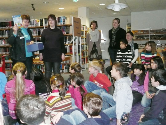 Mit ihren Lehrerinnen (v.r.) Silke Pook-Sesterhenn, Johanna Müller und Ute Schwickert waren die Klassen 2b und 2d in die Stadtbücherei gekommen. Carina Senko und Klaudia Zude zogen die Lose für die Buchpreise.