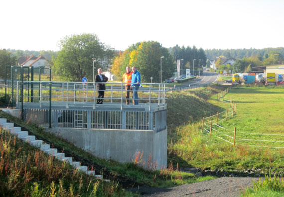 Bei der Besichtigung des neuen Retentionsraums in Horressen: (v.l.) der Erste Stadtbeigeordnete Gerd Frink mit Ralf Dingeldein von ausführenden Baufirma Reuscher und Ulrich Seel vom Ingenieurbüro Hartwig.