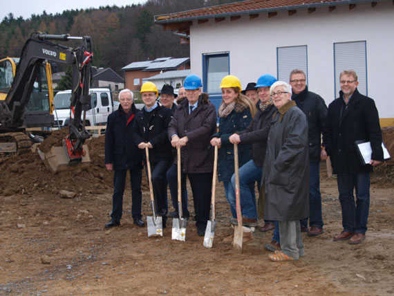 Der traditionelle Spatenstich bildete den Auftakt für das umfangreiche Bauprojekt an der Kindertagesstätte Himmelfeld. Mit dem Spaten in der Hand (v.l.) Christian Lenk (Vorsitzender des Elternausschusses), Stadtbürgermeister Klaus Mies, die Leiterin Andrea Fuß und Architekt Björn Merzbach.