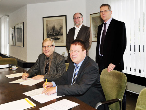 Eine gemeinsame Klimaschutzvereinbarung haben unterschrieben: (vorne v.l.) Stadtbürgermeister Klaus Mies und Gerd Thewalt, Geschäftsführer der Gasversorgung. Mit dabei waren (hinten v.l.) Gerd Becher von der Bauverwaltung und Norbert Schmuck von der Gasversorgung. 