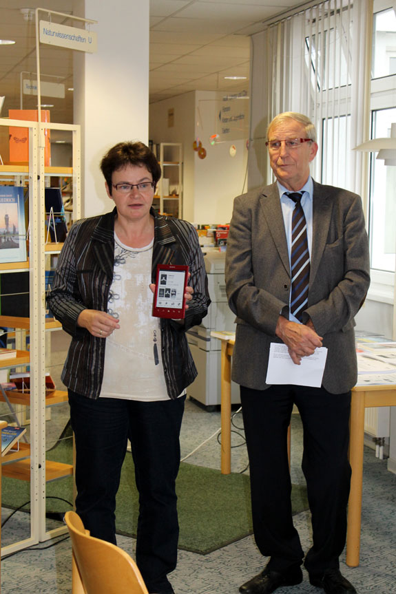 Lesen ist eine Kulturtechnik - das Medium ist zweitrangig. Bibliothekleiterin Klaudia Zude erläuterte mit ihrem E-Book-Reader wie das neue Angebot „Onleihe Rheinland-Pfalz“ funktioniert. Stadtbürgermeister Klaus Mies gab den Startschuss für das „neue digitale Zeitalter.“ 