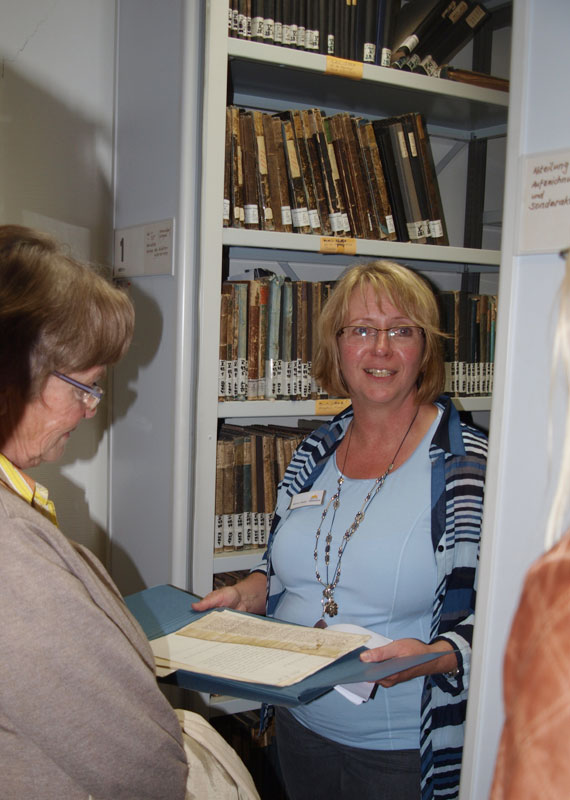 Bei der Führung durch das Stadtarchiv zeigt Archivmitarbeiterin Beatrix Künzer einige der jahrhundertealten Dokumente, die hier lagern.   