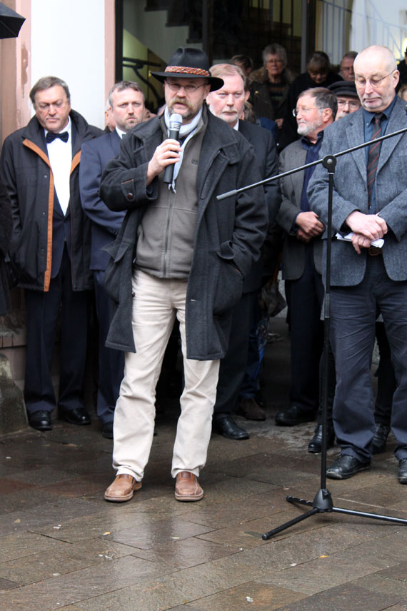 Der Bildhauer Hans-Bernhard erläuterte sein Konzept für das Jüdische Mahnmal. 