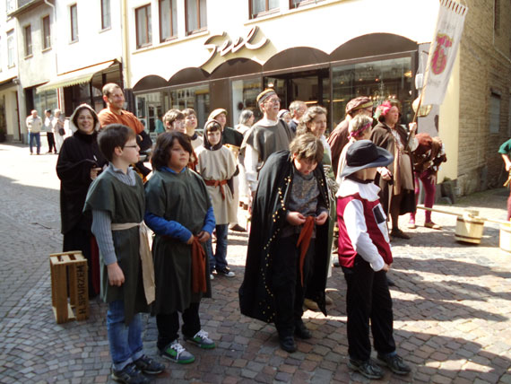 Schüler beim Umzug zum Mittelaltermarkt