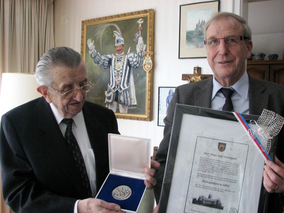 Stadtbürgermeister Klaus Mies (rechts) würdigte im Namen der Stadt Montabaur mit der Petrusplakette in Silber das besondere Engagement von Franz Josef Löwenguth (links).