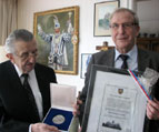 Franz-Josef Löwenguth erhält die Petrusplakette in Silber