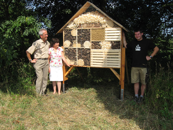 Der Erste Beigeordnete Gerhard Frink (v.l.n.r.) und Constanze Wunderlich (Verbandsgemeinde Montabaur) bewundern das selbst gebaute Insektenhotel von Tobias Bach.