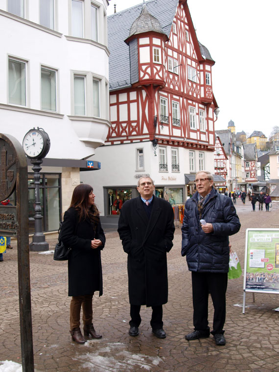 Monika Decker vom Stadtmarketing und Stadtbürgermeister Klaus Mies (r.) zeigten dem Russischen Generalkonsul Jewgenij Schmagin die malerische Altstadt von Montabaur.