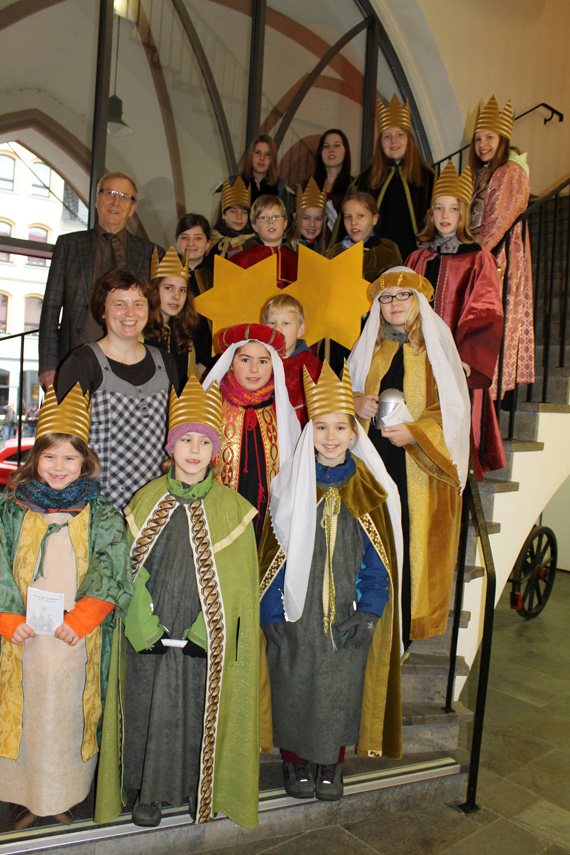 Stadtbürgermeister Klaus Mies freute sich über den Besuch der Sternsinger der Kirchengemeinde St. Peter in Ketten.