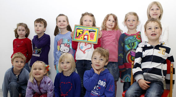 Kinder aus dem Kindergarten Löwenzahn in Elgendorf stellen ihre Kunstwerke aus