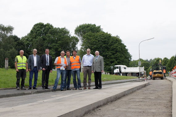 Kurz vor Ende der Maßnahme trafen sich die Projektbeteiligten noch einmal auf der Baustelle an der Koblenzer Straße: (v.l.) Vorarbeiter Nikolai Bleich von der bauausführenden Firma Robert Schmidt, Stadtbürgermeister Klaus Mies, Werkleiter Florian Benten, Projektleiter Michael Maurer von den Verbandsgemeindewerken, Bauleiter Martin Diedershagen (Fa. Schmidt) Fachingenieur Edmund Richart vom Büro Dr. Siekmann und Partner, Thorsten Enders, Geschäftsführer Fa. Schmidt, und Bürgermeister Edmund Schaaf. 