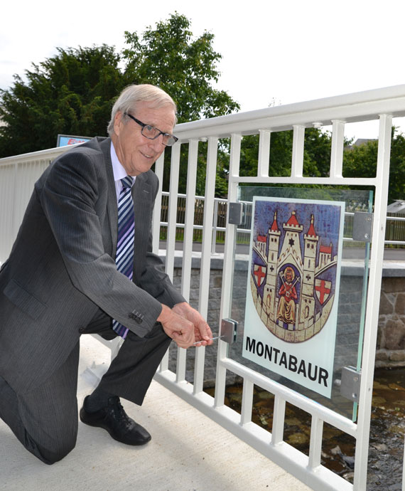 In Sebnitz legte Klaus Mies selbst Hand an um das Stadtwappen von Montabaur an der Mühlgäßchen-Brücke zu befestigen.