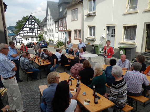 Einweihungsfeier: Mit Stadtbürgermeisterin Gabi Wieland feierten die „Rebstöcker“ den Abschluss der Baumaßnahmen in und an ihrer Straße.