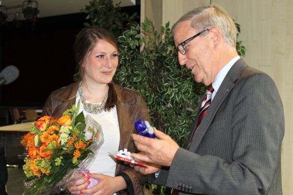 Als kleine Anerkennung für ihre besondere Arbeit überreichte Stadtbürgermeister Klaus Mies der Schülerin Lisa Quernes eine Blumenstrauß und einen Geschenkgutschein. 