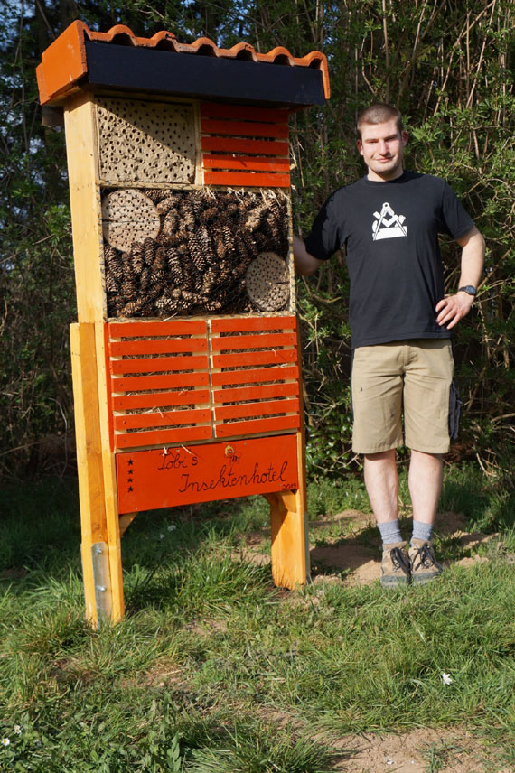 Stolz präsentiert Tobias Bach das neue Insektenhotel. Es steht am Quendelbarg auf der Wiese oberhalb des Jüdischen Friedhofs.   