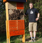 Junger Schreiner schenkt der Stadt selbstgebaute Insektenunterkunft