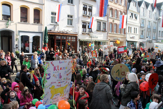 Schnell füllte sich der Große Markt mit kleinen und großen Narren.