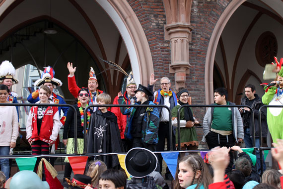 Stadtbürgermeister Klaus Mies bekam den Orden der Joseph-Kehrein-Schule verliehen und bedankte sich mit einem lauten Helau.