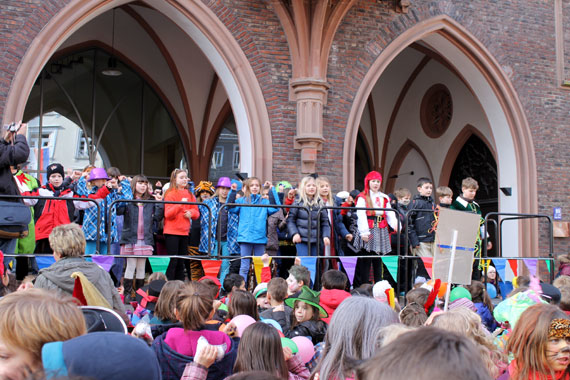 Das bunte Programm der Mädchen und Jungen lockte viele Zuschauer an. 