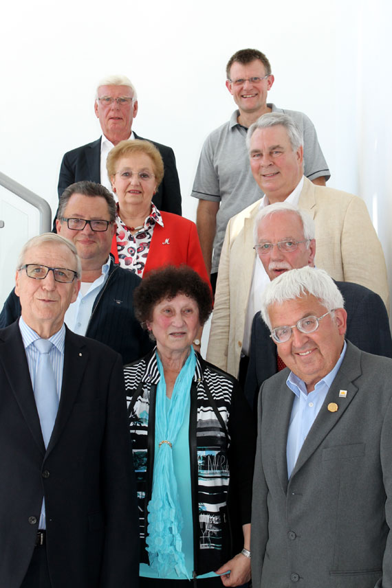 Sie haben sich aus dem Stadtrat verabschiedet: (vorne v.l.) Klaus Mies, Wiltrud Schwarz, Oswald Böckling, (2. Reihe) Jochen Keil und Runald Herbertz, (3. Reihe) Mia Philippi und Poul-Ludwig Fischer, (4. Reihe) Karl-Josef Hübinger und Dirk Heuser. 