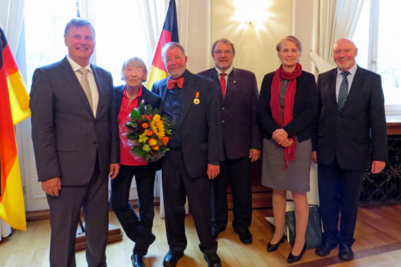 Paul Widner (3. v. l.) freut sich über die Verdienstmedaille des Landes Rheinland-Pfalz. Ihm gratulierten (v. l. n. r.) Präsident Dr. Ulrich Kleemann, Ehefrau Ingrid Widner, Erster Kreisbeigeordneter Kurt Schüler, Stadtbürgermeisterin Gabriele Wieland und Bürgermeister Edmund Schaaf.