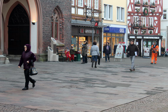 Auf dem Großen Markt schlägt das Herz von Montabaur. Allerdings erinnert der Belag vor dem alten Rathaus ein wenig an einen Flickenteppich. Deshalb soll er für rund 140.000 Euro erneuert werden. Die Maßnahme soll im Frühjahr starten.