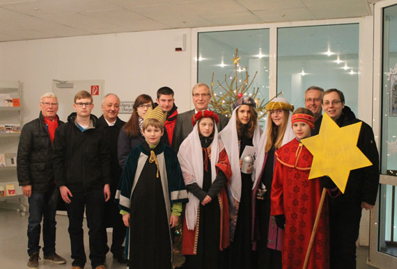 Stadtbürgermeister Klaus Mies (Mitte) freute sich über den Segen der Sternsinger. 