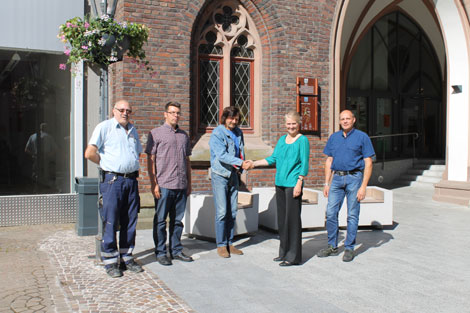 Für Peter Pichler (Mitte) beginnt ein neuer Lebensabschnitt. Alles Gute wünschten (v. l. n. r.): Reiner Henritzi (Personalrat), Markus Kuch (Verbandsgemeindeverwaltung Montabaur), Stadtbürgermeisterin Gabriele Wieland und Christoph Kuhl (Leiter Bauhof). 