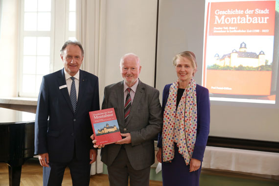 Der Rittersaal auf Schloss war die passende Bühne für ein besondere Vorstellung: Dr. Paul Possel-Dölken (Mitte) präsentierte seine neues Buch zur Stadtgeschichte. Mit dabei waren Stadtbürgermeisterin Gabi Wieland und Axel Kehl, Vorstandsvorsitzender der ADG. (Bild: Olaf Nitz)   