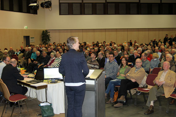 Volles Haus bei der Einwohnerversammlung: Rund 400 Teilnehmer konnte Stadtbürgermeisterin Gabi Wieland (Mitte) in der Stadthalle Haus Mons Tabor begrüßen. 