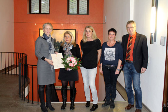 Zum Dienstjubiläum gab es für Ute Massfeller (2 .v. l.) Blumen von Stadtbürgermeisterin Gabriele Wieland (links). Mit Ihnen freuen sich (v.l.n.r.): Andrea Fuß (Leiterin Kindertagesstätte Himmelfeld), Angelika Kespe (Personalrat) und Guido Göbel (Fachbereichsleiter Schulen, Kultur, Jugend und Soziales).