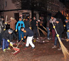 Junge Muslime reinigen die Montabaurer Innenstadt am Neujahrsmorgen