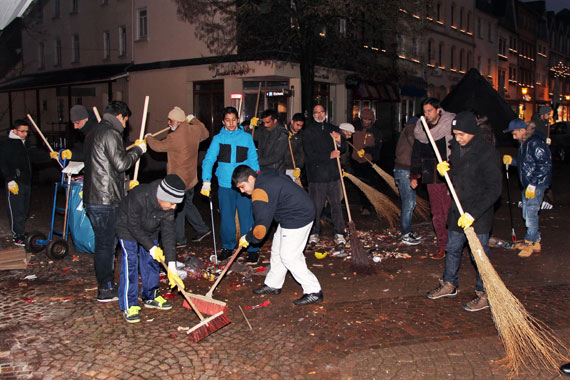 Die Jugendlichen der Ahmadiyya Muslim Jamaat Gemeinde reinigen die Fußgängerzone in Montabaur. (Bild: Hans-Peter Metternich) 