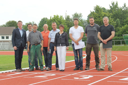 Das Ziel ist erreicht. Sie alle waren in das Projekt eingebunden: (v.l.) Florian Benten und Ralf Kohlhaas von den Verbandsgemeindewerken, Stadionwart Klaus Palik, Johannes Noll und Thomas Marx von der VG-Gebäudeverwaltung, Schuldezernentin Lilo Kohl vom Westerwaldkreis sowie die Vertreter der ausführenden Firmen Christoph Kucsera (Fa. Schmidt), Leif Salitter (Fa. Polytan) und Jürgen Müllender (Planungsbüro Dr. Matthias & Moors) 