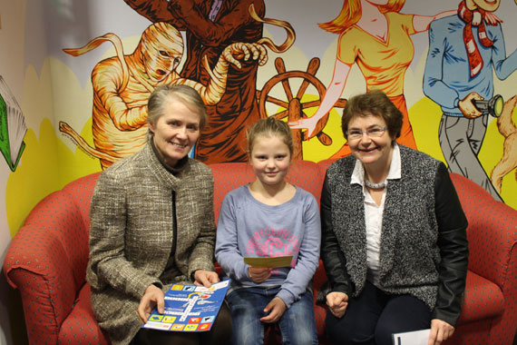 Lesen ist spannend und manchmal auch gefährlich. Für Leni Wüstner (Mitte) hat es sich gelohnt. Stadtbürgermeisterin Gabriele Wieland (links) und Klaudia Zude (Leiterin der Stadtbibliothek - rechts) überreichen ihr den Gewinn des Preisrätsels, einen Bücherscheck. 