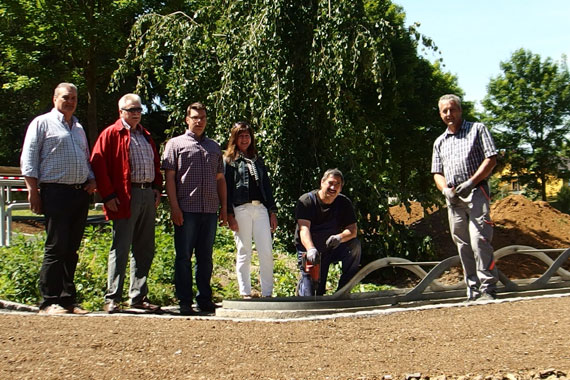 Die Minigolf-Anlage am Quendelberg wächst und gedeiht. Daran sind beteiligt: (v.l.) Kioskpächter Franco Cichello, Rainer Weber und Monika Decker vom Vorstand des Bürgervereins, Markus Kuch von der Grünflächenverwaltung sowie (vorne v.l.) Helmut Kimm und Werner Pehl vom Bauhof.