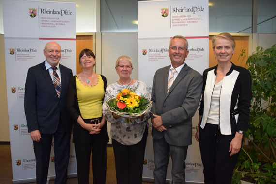 In Mainz erhielt Gerd Frink (2.v.r) die Verdienstmedaille des Landes aus den Händen von Umweltministerin Ulrike Höfken (2.v.l.) Mit dabei waren (v.l.) Bürgermeister Edmund Schaaf, Frinks Ehefrau Anne sowie Stadtbürgermeisterin Gabi Wieland. (Bild: Franz Froeßl, Umweltministerium) 