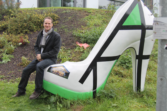 Fachwerk modern interpretiert. Mit diesem Ansatz passt der Mon-Stiletto „Traumhaus“ perfekt in das Gesamtprojekt der Mon-Stilettos, mit dem das traditionelle Schuster-Thema eine moderne Interpretation erfährt.
