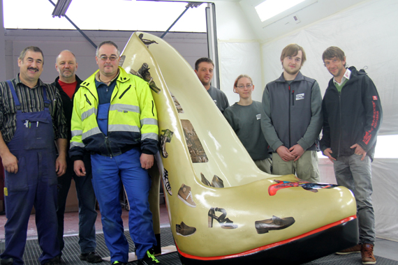 Durch seine Hände sind (fast) alle Mon-Stilettos gegangen, ehe sie aufgestellt wurden: Stephan Köhler (rechts) und sein Team vom Spot Repair Center Montabaur haben die Kunstwerke mit einer schützende Lackschicht überzogen. Es wurde ein Spezial-Lack gewählt, der eine stark verdichtete Oberfläche bildet, an der weder Schmutz noch Farbe haften bleiben. „So können die Mon-Stilettos nicht verkratzt werden und Verunreinigungen lassen sich einfach abwaschen“, erklärt Köhler. Er und sein Team hatten viel Spaß mit den Mon-Stilettos: „Es war mal was anderes und die Vielfalt der Schuhe hat uns begeistert.“ Lob gab es auch von Mon-Stiletto-Projektleiterin Christine Kirchhöfer: „Die Zusammenarbeit mit der Lackiererei und dem städtischen Bauhof lief wie am Schnürchen.“ Das Team des Bauhofs (links) hat die Mon-Stilettos bei den jeweiligen Schuh-Designern abgeholt, zum Lackieren gebracht und schließlich am vorgesehenen Standort aufgestellt.