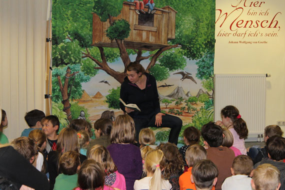 Nicole Wollschlaeger erweckte das „Magische Baumhaus“ in der Stadtbibliothek Montabaur zum Leben.