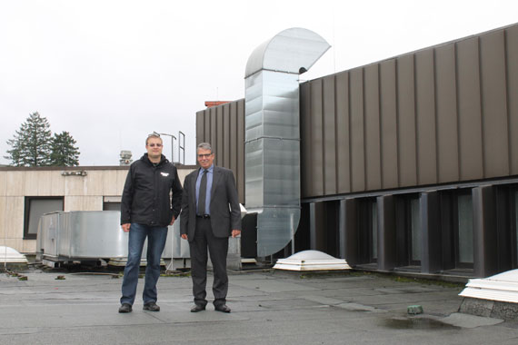 Der Stadthalle aufs Dach gestiegen: Der Erste Beigeordnete Andree Stein (r.) lässt sich von Projektleiter Sascha Schmidt die Dachsanierung im Detail erklären.   