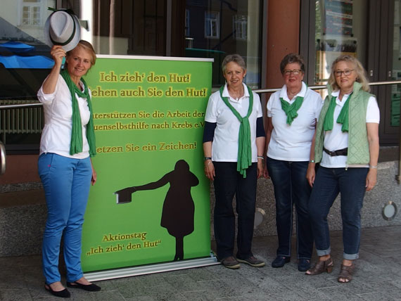 Stadtbürgermeisterin Gabi Wieland (links) zieht den Hut vor (v.l.n.r.) Maria Fuchs, Dorothe Müller und Rita Metternich-Roos. 