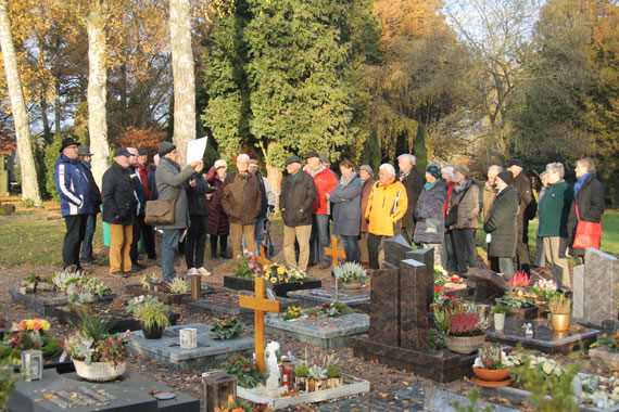 Friedhof erkundet