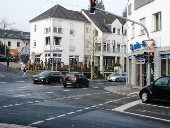 An der Kreuzung Wilhelm-Mangels-Straße und Steinweg wurde eine neue Linksabbiegerspur Richtung Steinweg und Tiefgarage Mitte gebaut. Dadurch konnten die Rückstaus in diesem Bereich deutlich reduziert werden.