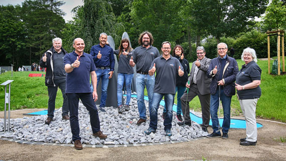 Gemeinsam haben Bürgerverein und Bauhof die Minigolf-Anlage errichtet: (v.l.) Rainer Weber, Bürgerverein Montabaur; Christoph Kuhl, Bauhof Stadt Montabaur; Werner Pehl, Bauhof Stadt Montabaur; Karin Maas, Tourist-Information Montabaur; Thomas Becker, Bürgerverein Montabaur; Claus Sturm, Bürgerverein Montabaur; Uschi Sturm, Bürgerverein Montabaur, Andree Stein, erster Beigeordneter Verbandsgemeinde Montabaur; Klaus Mies, ehemaliger Stadtbürgermeister Stadt Montabaur; Heidi Weber, Bürgerverein Montabaur