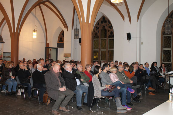 Die Stühle in der Bürgerhalle haben nicht gereicht, denn das Interesse der Bürger am Thema ICE-Parkplatz beim Infoabend war groß.