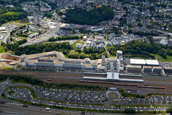 Dieses Luftbild entstand im Sommer 2016. Es zeigt den Pendler-Parkplatz am ICE-Bahnhof sowie die Umgebung des Bahnhofs. (Bild:Thomas Frey)