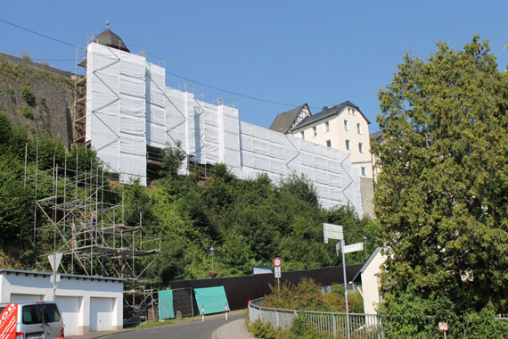 Der rechte Teil des Gerüsts steht schon, links wird nun ein Podest gebaut, auf dem dann das der noch fehlende Abschnitt des Gerüsts aufgesetzt wird. 
