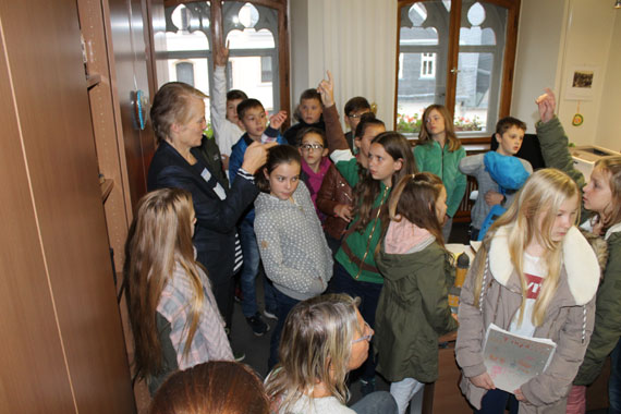 Fragen erlaubt:  Im Büro der Stadtbürgermeisterin stand Gabi Wieland für Fragen der Schülerinnen und Schüler Rede und Antwort